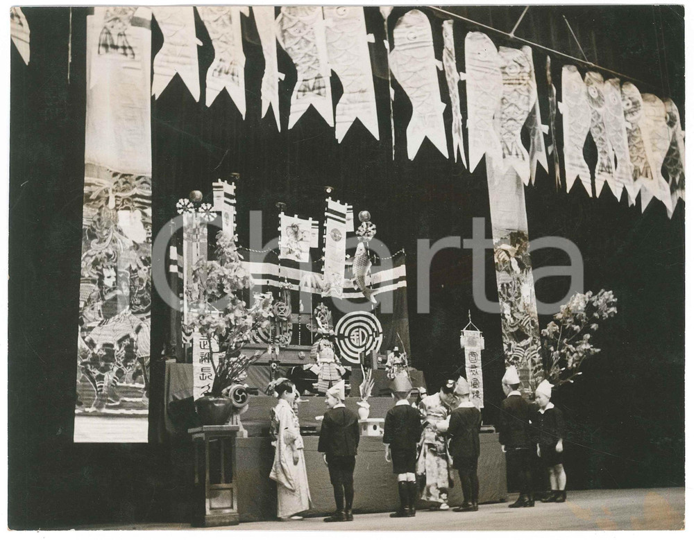 1940 TOKYO (JAPAN) Hibiya Public Hall - Community celebration - Photo 22x17 cm Fotografia originale d'epoca. FAIR/discreto piegature angolari; macchie al lato inferiore Formato: 22x17 cm originale e autentica 1