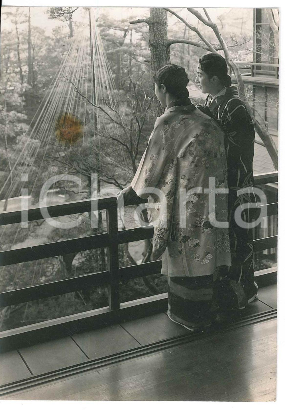 1940 ca JAPAN - CUSTOMS - Two geisha women - Photo 10x15 cm Fotografia originale d'epoca. POOR/danneggiato macchia centrale Formato: 10x15 cm originale e autentica 1