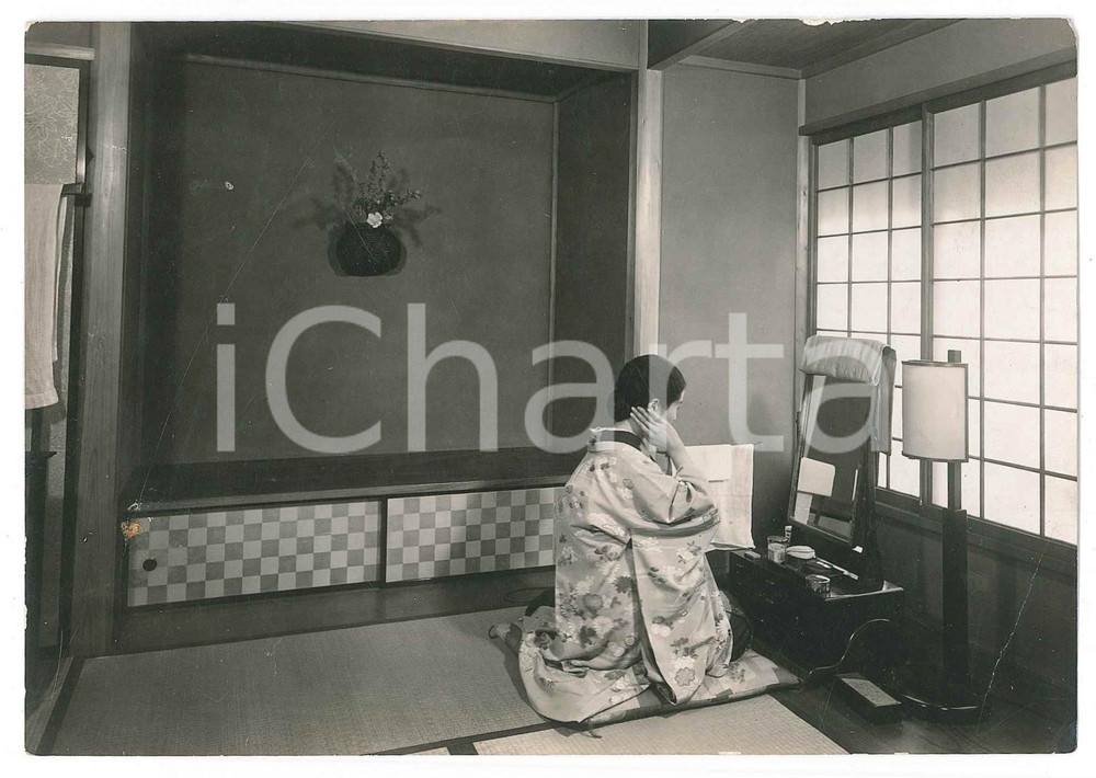 1940 ca JAPAN - CUSTOMS - Geisha in a tea ceremony - Photo 15x10 Fotografia originale d'epoca. FAIR/discreto piegature angolari Formato: 15x10 cm originale e autentica 1