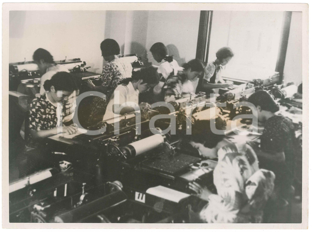 1940 ca TOKYO (JAPAN) - Young girls learning to use a typewriter - Photo 24x18 Fotografia originale d'epoca. FAIR/discreto alone; piccolo strappo al lato destro Formato: 24x18 cm originale e autentica 1