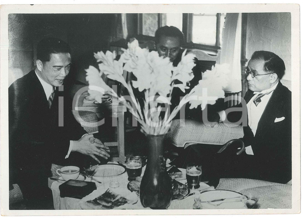 1940 ca JAPAN - CUSTOMS - Men during a lunch - Photo 18x13 cm Fotografia originale d'epoca. FAIR/discreto piccole piegature angolari Formato: 18x13 cm originale e autentica 1