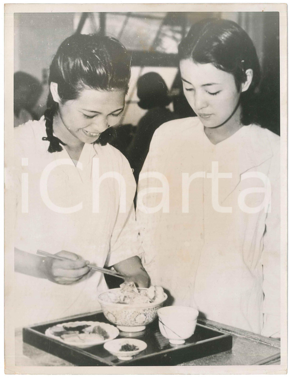 1940 ca JAPAN - Young girls learning the art of the housekeeping - Photo 18x24 Fotografia originale d'epoca. POOR/danneggiato piegature al margine inferiore; alone Formato: 18x24 cm originale e autentica 1