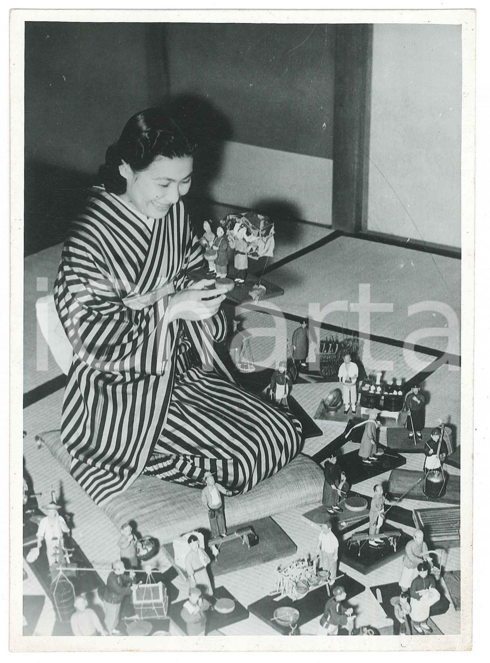 1940 ca JAPAN - CUSTOMS - Woman with figurines - Arts and crafts *Photo 13x18 cm Fotografia originale d'epoca. GOOD/buono ma difetti di stampa Formato: 13x18 cm originale e autentica 1