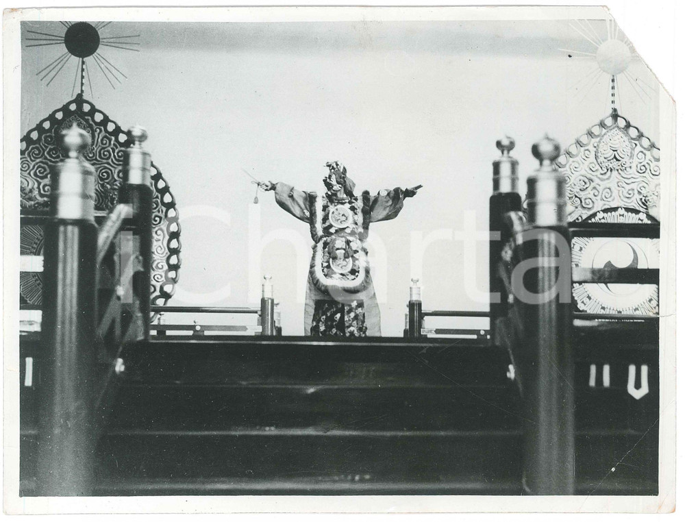 1940 ca JAPAN - CUSTOMS - Man in a traditional ritual - Photo  24x18 cm Fotografia originale d'epoca. VERY POOR/gravemente danneggiato evidenti piegature angolari con mancanza all'angolo superiore destro Formato: 24x18 cm originale e autentica 1