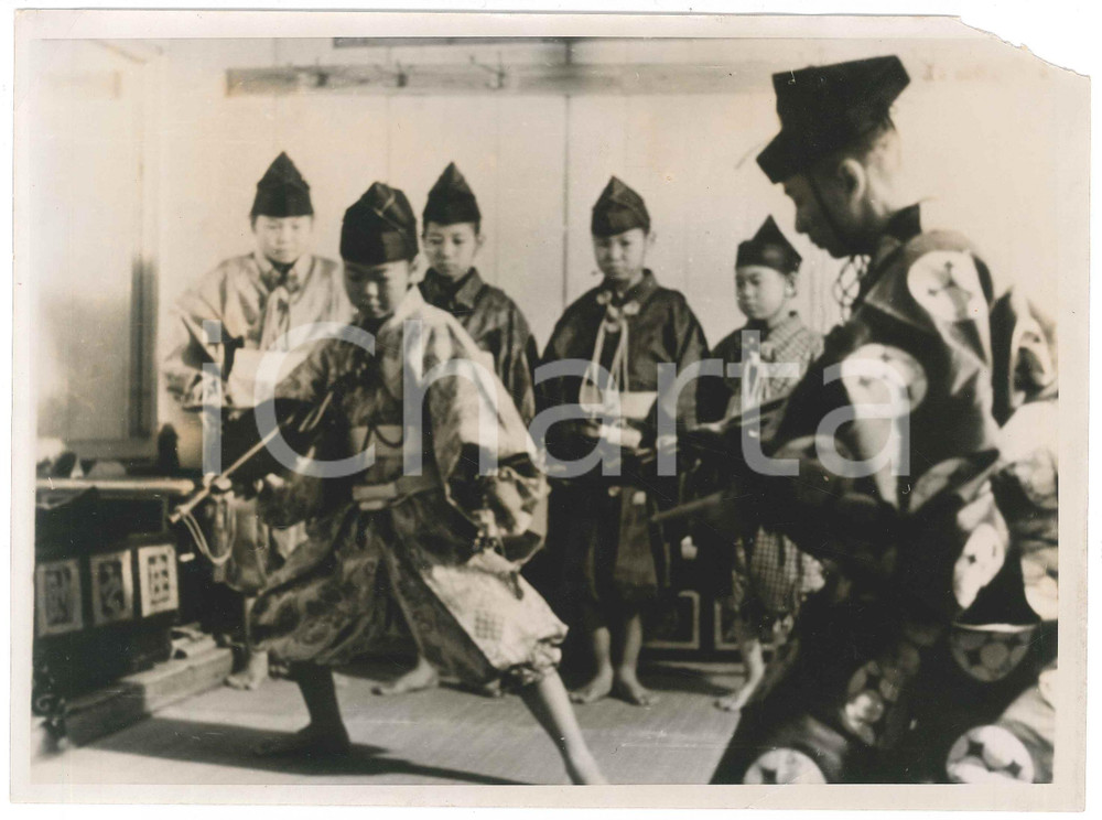 1940 ca JAPAN - Samurai training - Teacher Masano KIMURA - Photo  24x18 cm Fotografia originale d'epoca. VERY POOR/gravemente danneggiato piegature angolari con mancanza all'angolo superiore destro Formato: 24x18 cm originale e autentica 1