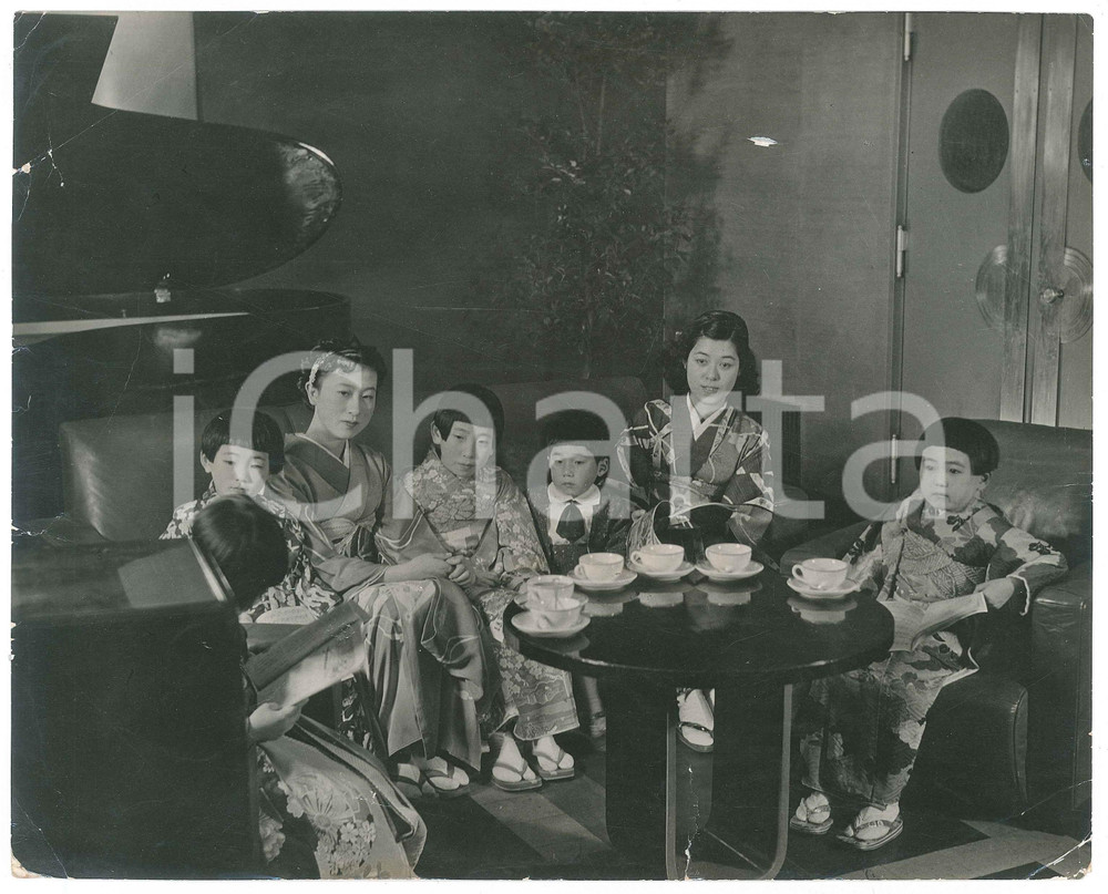 1940 ca JAPAN - CUSTOMS - The ritual of tea - Family *Photo 25x20 cm Fotografia originale d'epoca.  VERY POOR/gravemente danneggiato profonde ed evidenti piegature; strappo al lato inferiore Formato: 25x20 cm originale e autentica 1