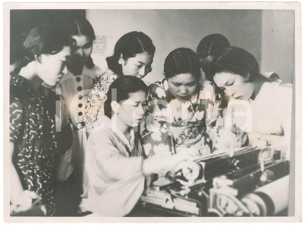 1940 ca JAPAN - Girls trying a new typewriter - Photo 24x18 cm Fotografia originale d'epoca, con didascalia dattiloscritta al verso. FAIR/discreto piegature marginali Formato: 24x18 cm originale e autentica 1