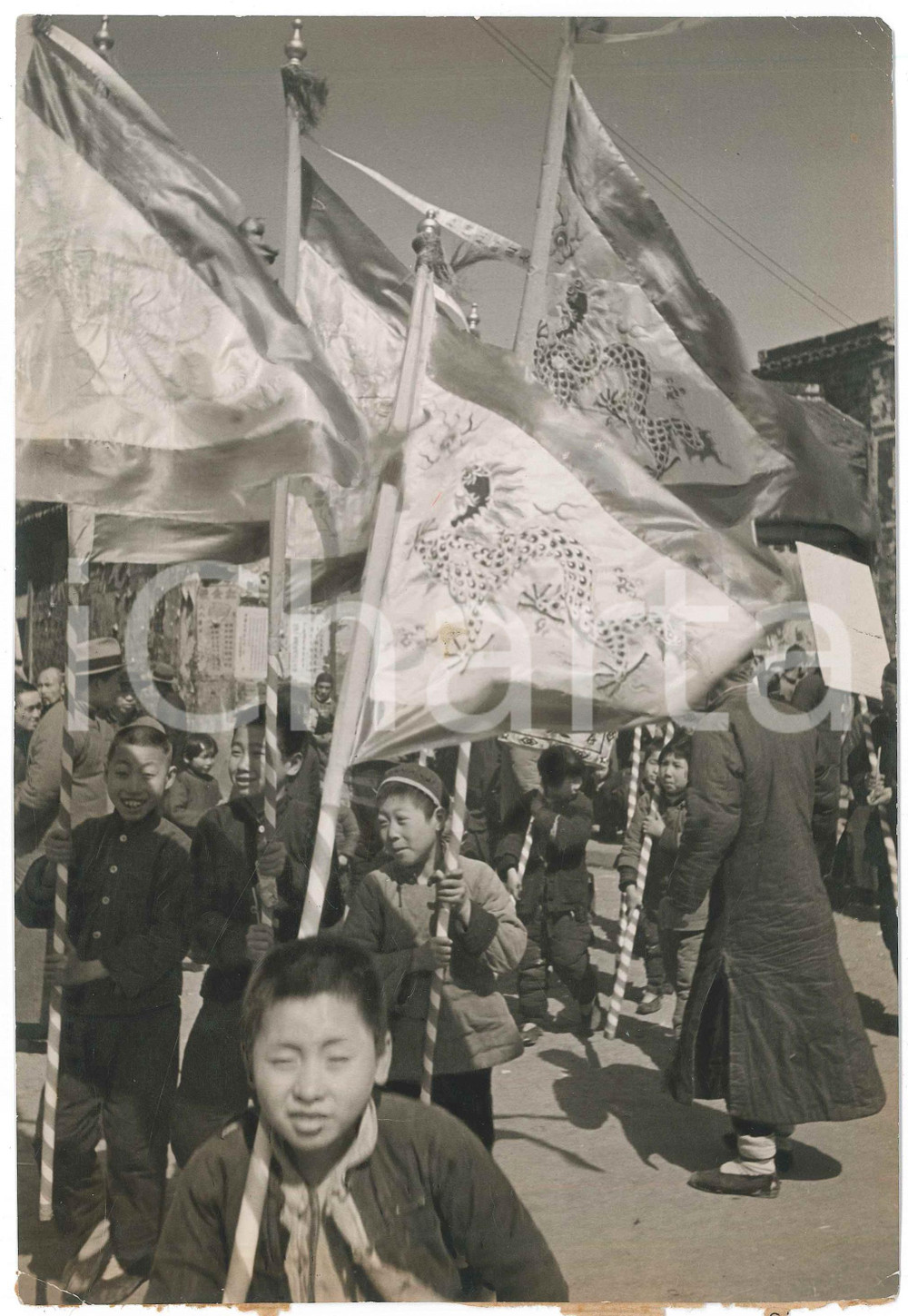 1940 ca JAPAN - CUSTOMS - Children holding dragon flags - Photo 18x24 cm Fotografia originale d'epoca, con didascalia dattiloscritta al verso. POOR/danneggiato piegature angolari Formato: 18x24 cm originale e autentica 1