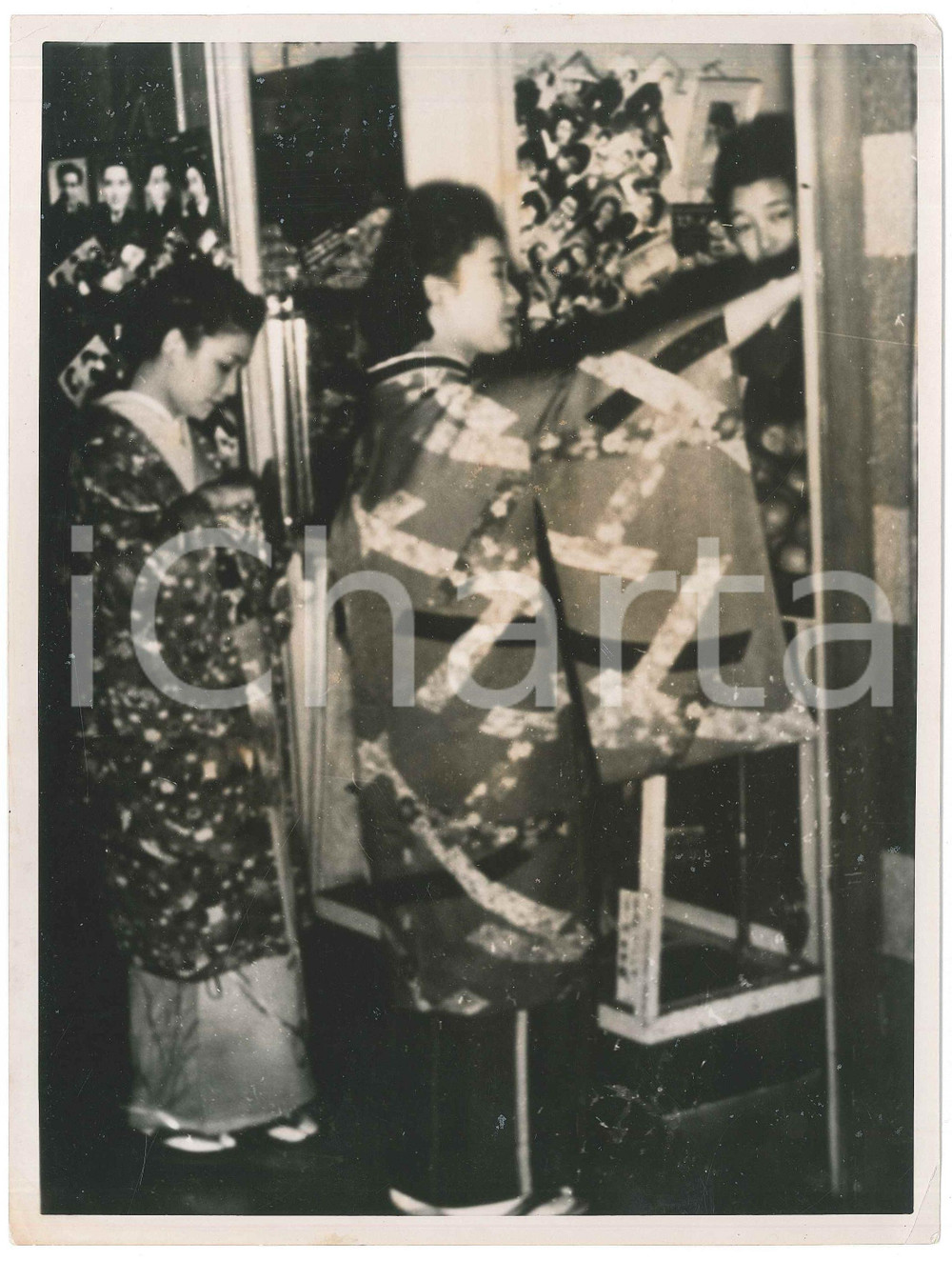 1940 ca JAPAN - CUSTOMS - Little bazaars in a theater - Photo 18x24 cm Fotografia originale d'epoca. FAIR/discreto piegature angolari, con minima mancanza; difetti di stampa Formato: 18x24 cm originale e autentica 1