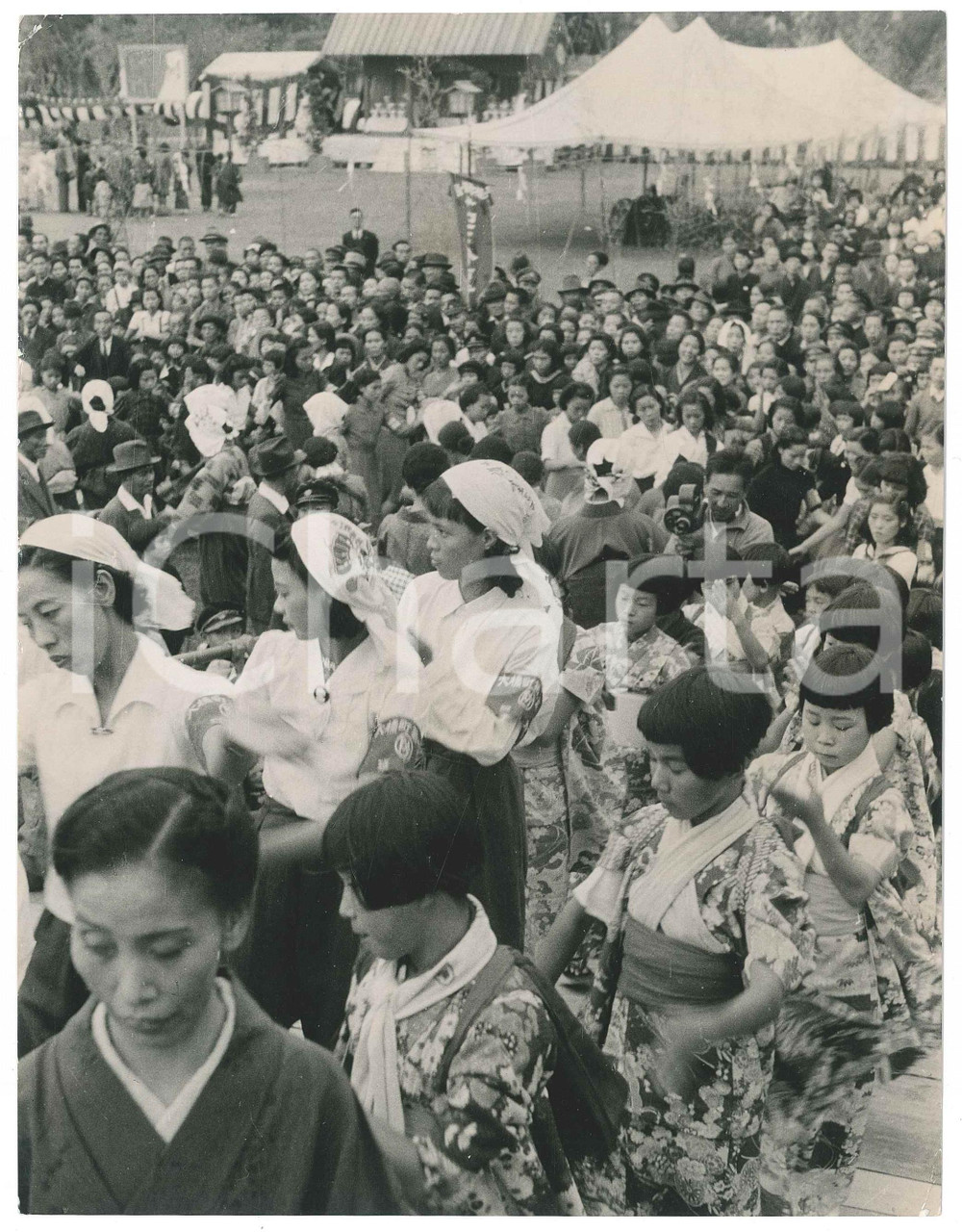 1940 ca JAPAN - FESTIVALS - Women and girls in traditional dresses - Photo 17x22 Fotografia originale d'epoca. GOOD/buono ma minime piegature angolari Formato: 17x22 cm originale e autentica 1