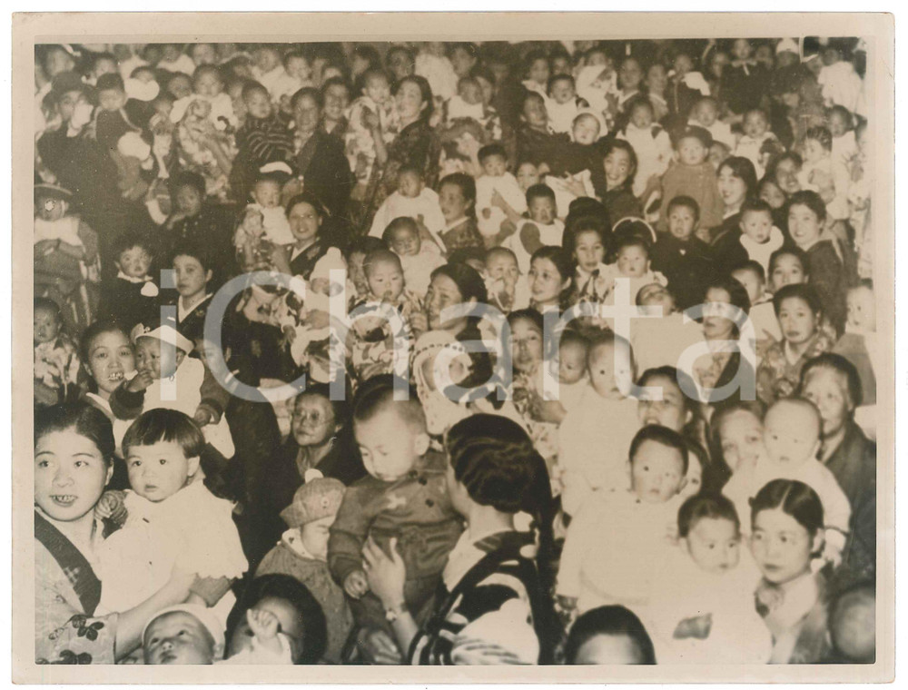 1940 ca TOKYO (JAPAN) - CHILDREN - Free physical exam in a store *Photo 24x18 cm Fotografia originale d'epoca. FAIR/discreto piegature angolari e aloni Formato: 24x18 cm originale e autentica 1