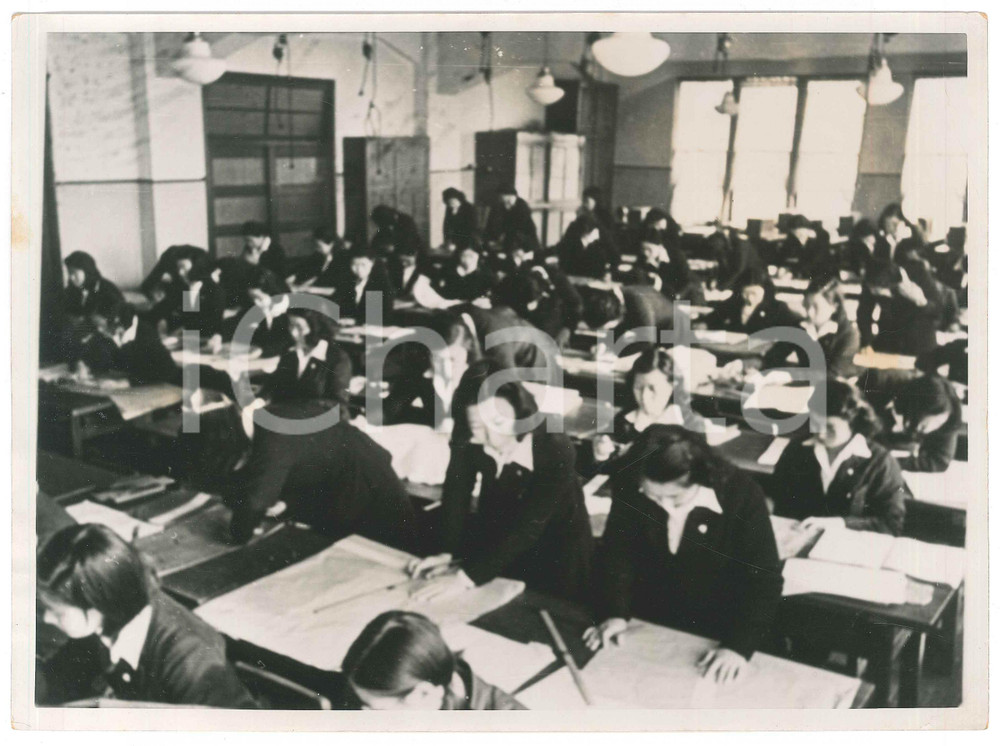 1940 ca JAPAN - SCHOOL - Female class - Girls in uniform *Photo 24x18 cm Fotografia originale d'epoca, con didascalia al verso. POOR/danneggiato lievi increspature marginali, piegatura angolare, lieve macchia al lato sinistro e difetti di stampa Formato: 24x18 cm originale e autentica 1