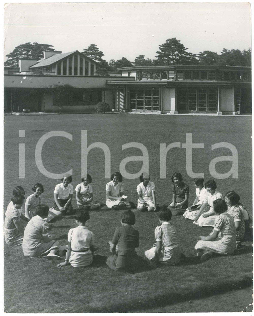 1940 ca JAPAN - SCHOOL - Female class - Outdoor lesson *Photo 21x26 cm Fotografia originale d'epoca, con timbro al verso. POOR/danneggiato piegature marginali e angolari Formato: 21x26 cm originale e autentica 1