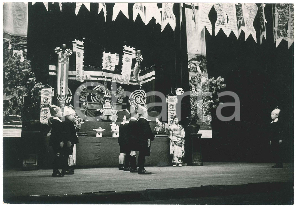 1940 ca JAPAN - Traditional theatre  - Schoolboys - Photo 22x15 cm Fotografia originale d'epoca, con timbro al verso. GOOD/buono  Formato: 22x15 cm originale e autentica 1