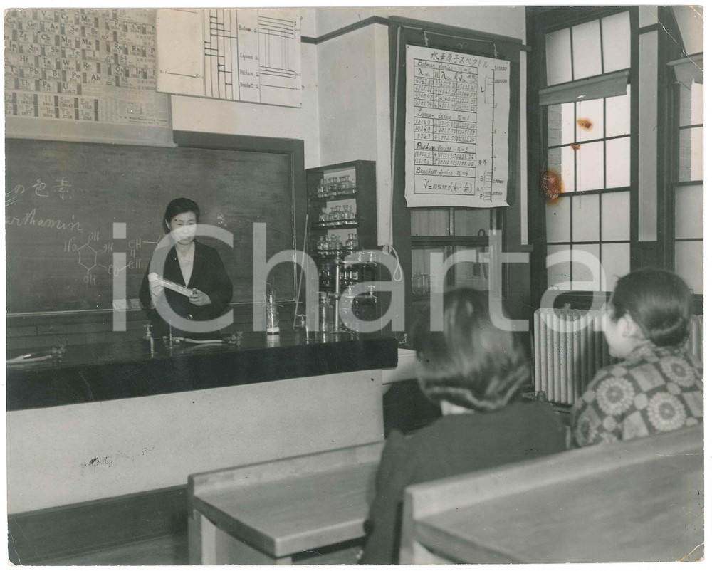 1940 ca JAPAN - Adult class - Chemistry lesson - Photo  24x18 cm Fotografia originale d'epoca. POOR/danneggiato piegature angolari; macchie centrali Formato: 24x18 cm originale e autentica 1