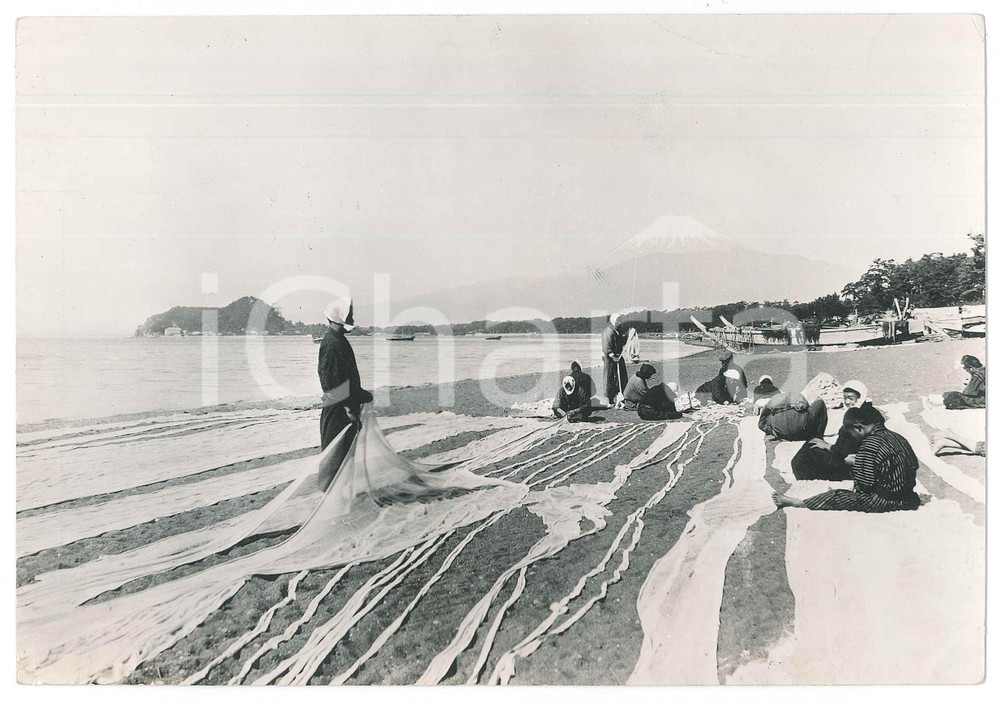 1940 ca JAPAN - Woman repairing fishing nets - Mount Fuji - Photo 20x14 cm Fotografia originale d'epoca. FAIR/discreto piccole piegature e graffi superficiali Formato: 20x14 cm originale e autentica 1