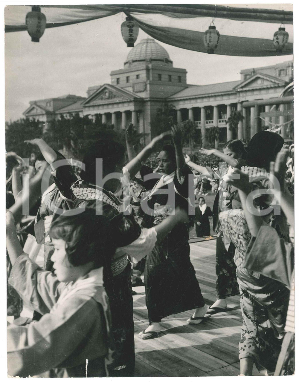 1940 ca JAPAN - FESTIVALS -  Traditional dance - Photo 18x24 cm Fotografia originale d'epoca. FAIR/discreto piegature, graffi e piccole abrasioni marginali Formato: 18x24 cm originale e autentica 1