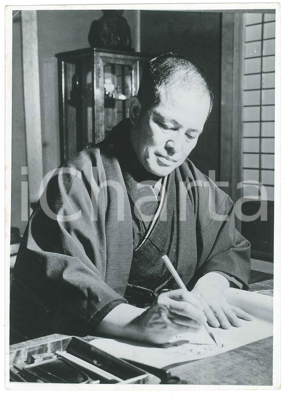 1940 ca JAPAN - Man writing in Japanese calligraphy - VINTAGE Photo 13x18 cm Fotografia originale d'epoca. POOR/danneggiato piegature angolari Formato: 13x18 cm originale e autentica 1