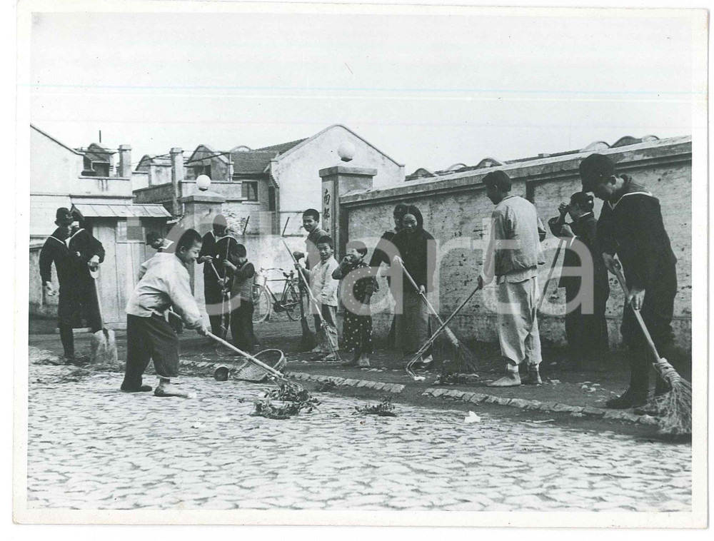 1940 ca JAPAN - CUSTOMS - Sweeping a street - VINTAGE Photo 18x13 cm Fotografia originale d'epoca. GOOD/buono  Formato: 18x13 cm originale e autentica 1