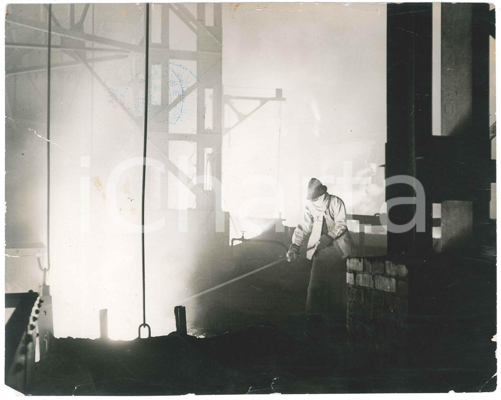 1940 ca JAPAN - INDUSTRY - Worker in a blast furnace - DAMAGED Photo 25x20 cm Fotografia originale d'epoca, con didascalia manoscritta e timbro al verso. VERY POOR/gravemente danneggiato 2 strappi di vari cm al lato sinistro, macchie di inchiostro, piccoli strappi marginali, piegature al lato superiore e mancanza angolare Formato: 25x20 cm originale e autentica 1