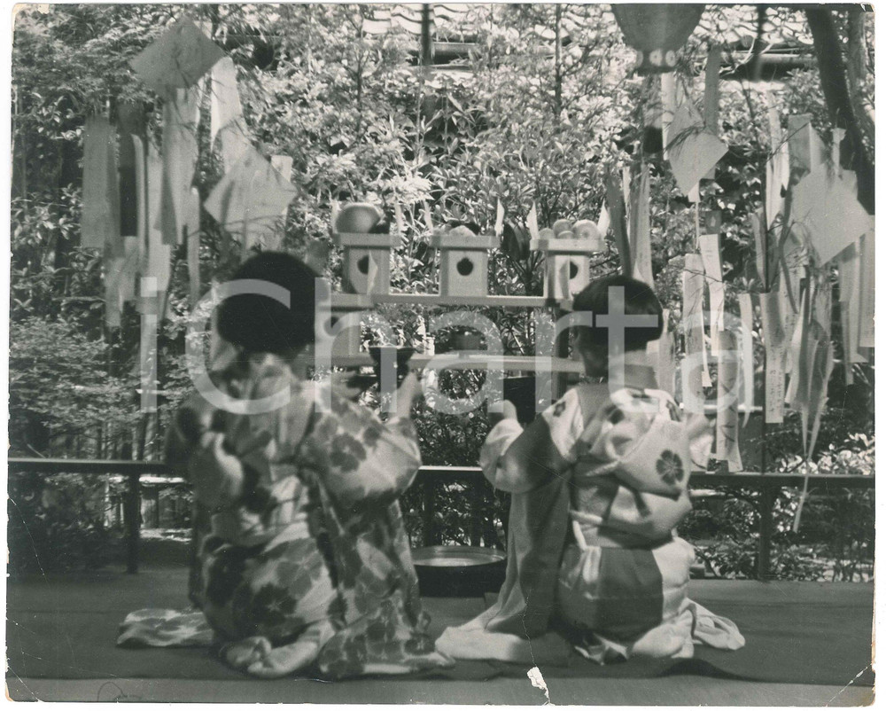 1940 ca JAPAN - RELIGIOUS CUSTOMS - Woman at the altar - DAMAGED Photo 25x20 cm Fotografia originale d'epoca. VERY POOR/gravemente danneggiato evidenti piegature angolari; strappo di circa 4 cm al lato inferiore Formato: 25x20 cm originale e autentica 1