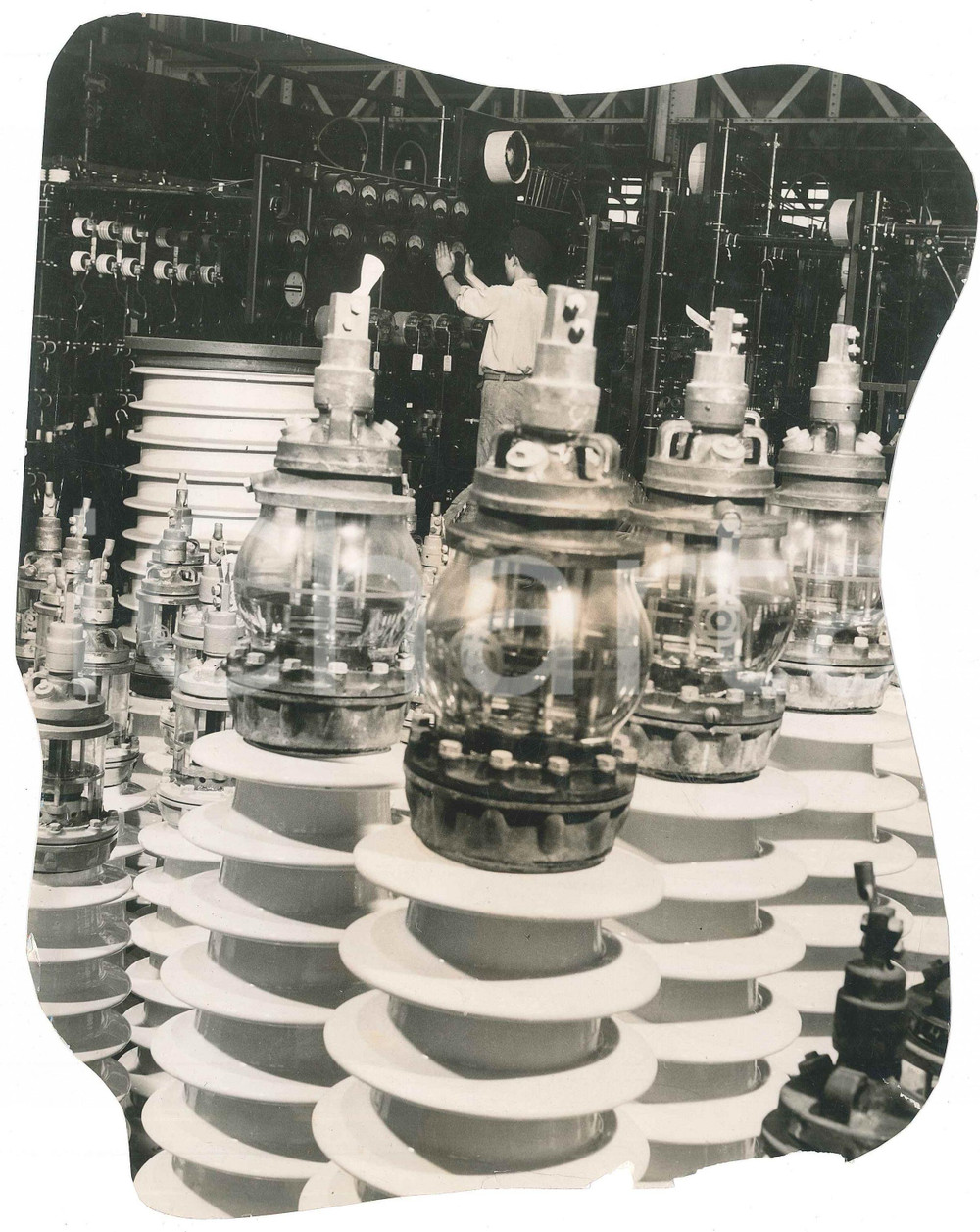 1940 ca JAPAN - MECHANICAL INDUSTRY - Worker in a factory - Photo 20x25 cm Fotografia originale d'epoca, con timbro al verso. FAIR/discreto piegature marginali e mancanze Formato: 20x25 cm originale e autentica 1