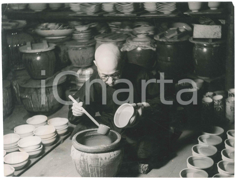 1940 ca JAPAN - TRADITIONAL CRAFTS - Man making pottery - Photo 24x18 cm Fotografia originale d'epoca, con timbro al verso. POOR/danneggiato piegature angolari e minima mancanza Formato: 24x18 cm originale e autentica 1