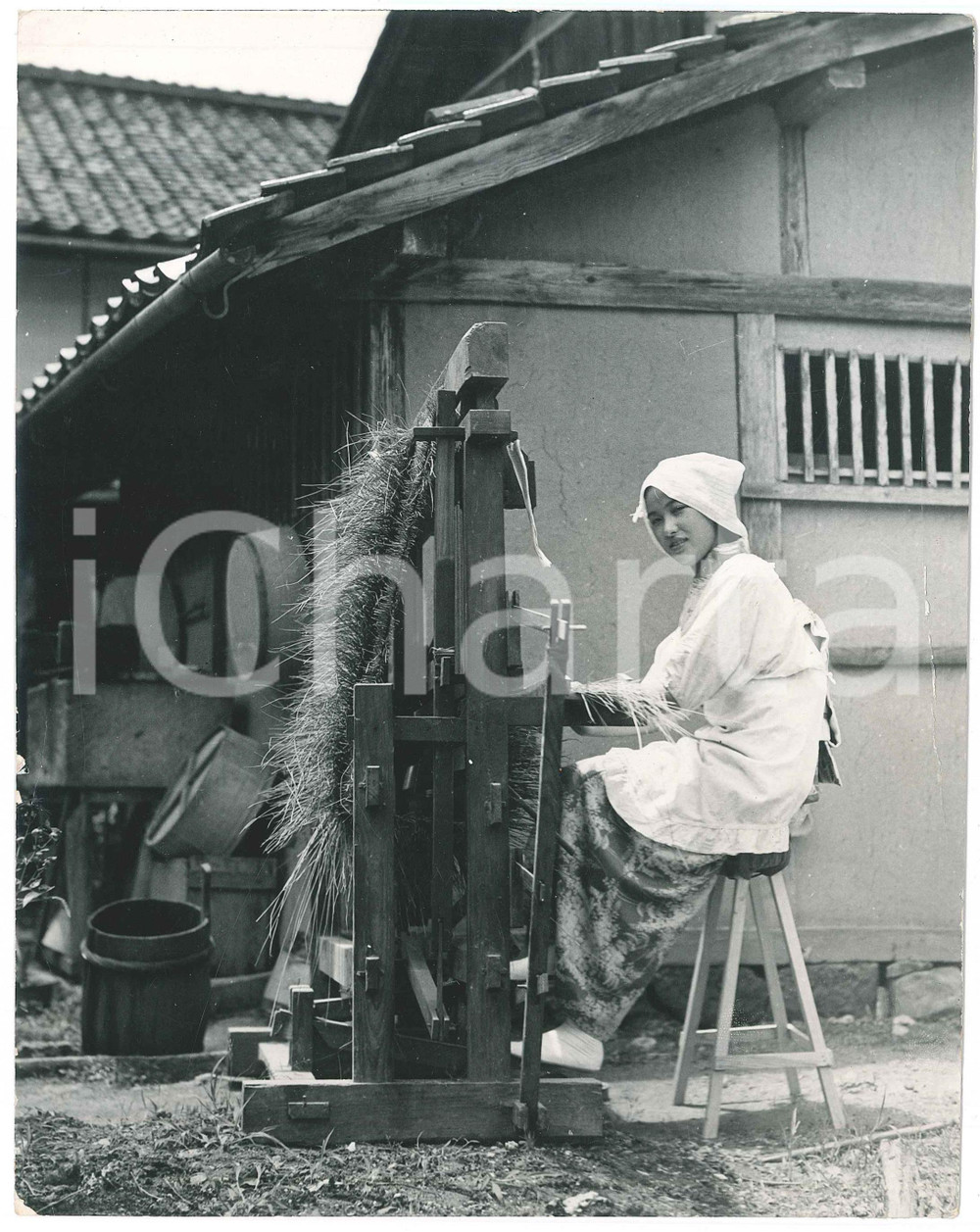 1940 ca JAPAN - CRAFTS - Woman at the loom - Mat home industry - Photo 18x23 cm Fotografia originale d'epoca, con didascalia al verso. POOR/danneggiato piegature marginali, abrasione angolare e minime mancanze di pellicola Formato: 18x23 cm originale e autentica 1