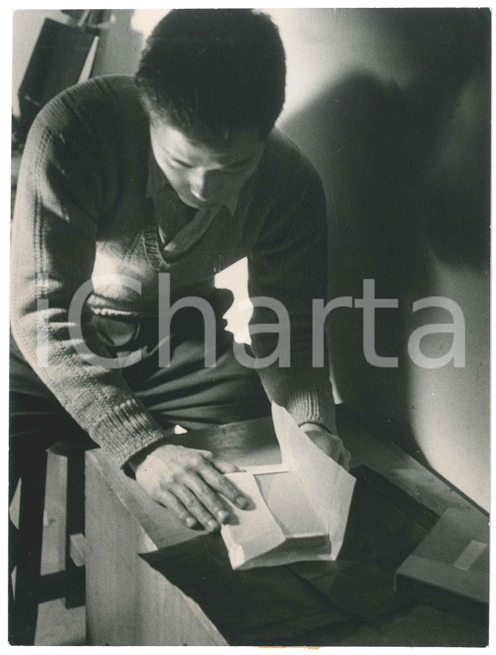 1940 ca JAPAN - TRADITIONAL CRAFTS - Covering a book - Photo 17x22 cm Fotografia originale d'epoca, con timbro al verso. FAIR/discreto lievi piegature marginali e minimo strappo al lato superiore Formato: 17x22 cm originale e autentica 1