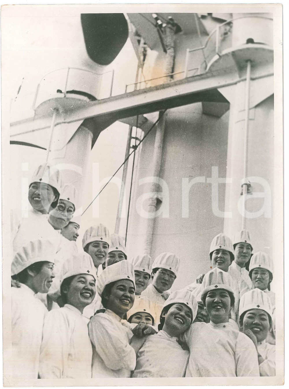 1940 ca WW2 JAPAN - Hospital ship - Smiling nurses - Photo 18x24 cm Fotografia originale d'epoca, con didascalia dattiloscritta al verso quasi completamente asportata. POOR/danneggiato piegatura centrale e al lato inferiore; aloni Formato: 18x24 cm originale e autentica 1