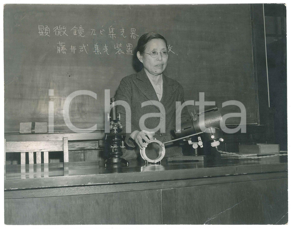 1940 ca JAPAN - UNIVERSITY - Science faculties - A lesson - Photo 22x17 cm Fotografia originale d'epoca, con didascalia dattiloscritta al verso quasi completamente asportata. POOR/danneggiato piegature al lato inferiore e graffi Formato: 22x17 cm originale e autentica 1