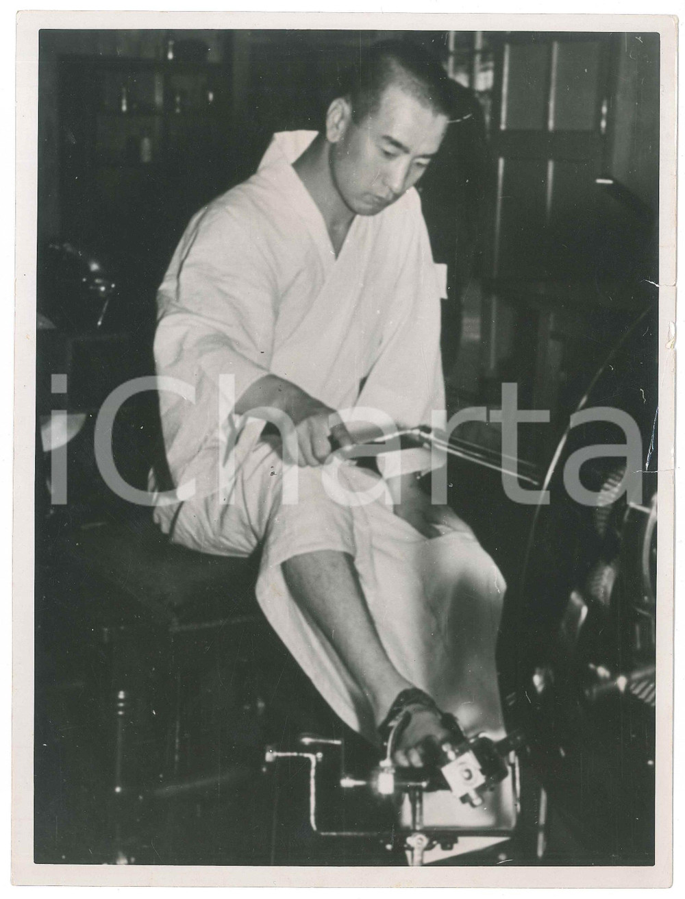 1940 ca WW2 TOKYO (JAPAN) Ospedale militare - Cura per il recupero del piede Fotografia d'epoca, con didascalia dattiloscritta in lingua tedesca al verso. POOR/danneggiato piccole piegature angolari e strappi al lato destro Formato: 18x24 cm originale e autentica 1