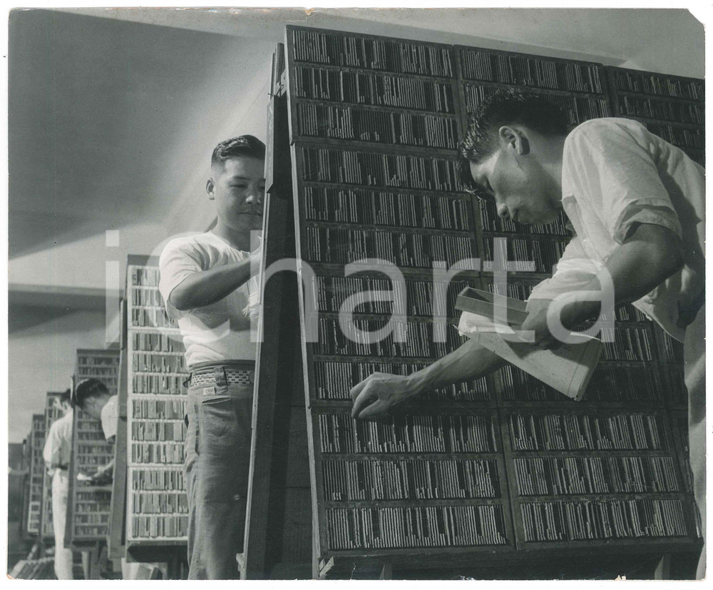 1940 ca JAPAN - CUSTOMS - Workers - Samples - Photo 26x21 cm Fotografia originale d'epoca. FAIR/discreto piccole piegature angolari, minimi strappi e mancanza angolare Formato: 26x21 cm originale e autentica 1