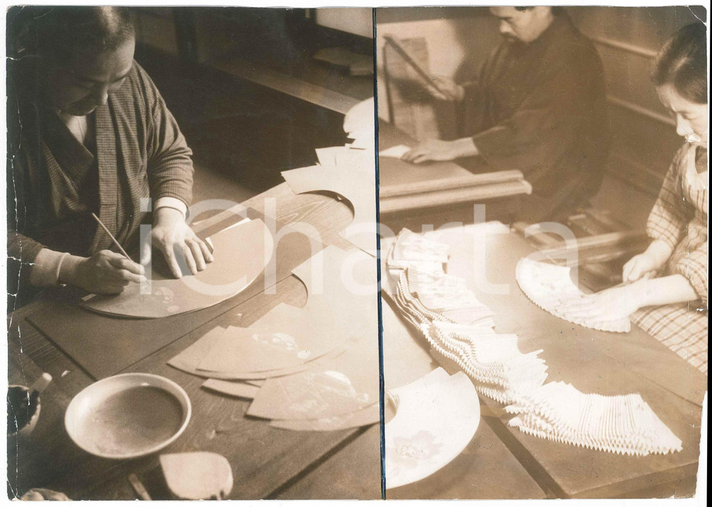 1940 ca JAPAN - CRAFTS - Manufacture of fans - Photo collage 28x20 cm Fotografia originale d'epoca, realizzata mediante l'unione di 2 fotografie separate che mostrano le fasi di lavorazione. POOR/danneggiato evidenti piegature marginali, con piccoli strappi; alone diffuso Formato: 28x20 cm originale e autentica 1