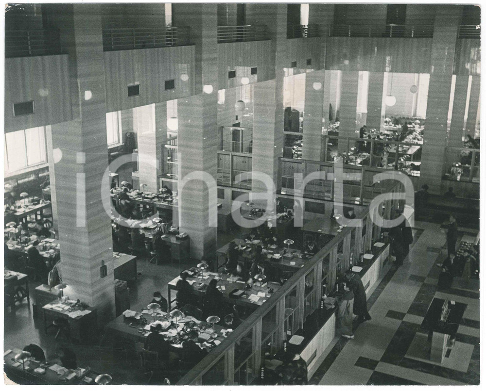 1940 ca TOKYO (JAPAN) First Mutual Life Insurance - New office - Photo 24x19 cm Fotografia originale d'epoca, con didascalia dattiloscritta al verso. POOR/danneggiato evidenti piegature angolari, con minime mancanze di pellicola; lievi graffi superficiali Formato: 24x19 cm originale e autentica 1