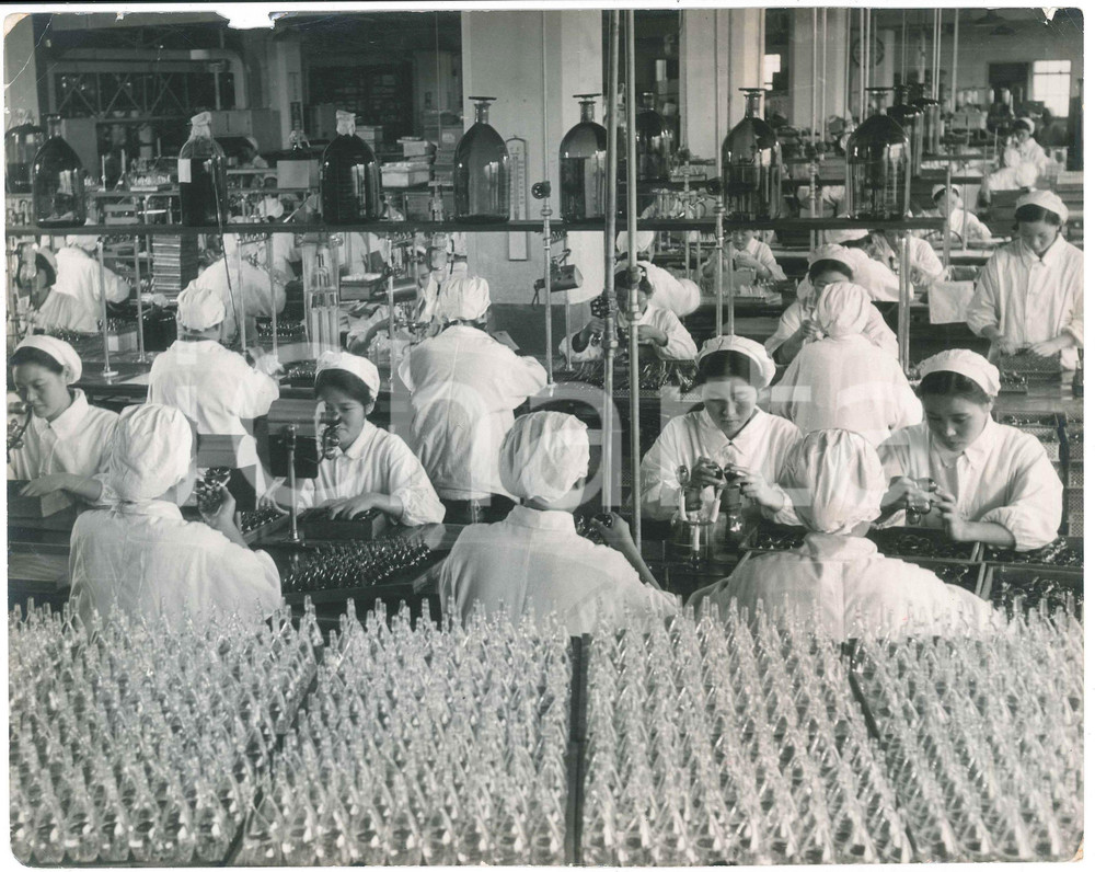 1940 ca JAPAN - Pharmaceutical industry - Women at work - Photo 26x21 cm Fotografia originale d'epoca. POOR/danneggiato piegature angolari, con mancanza al lato superiore e abrasioni Formato: 26x21 cm originale e autentica 1