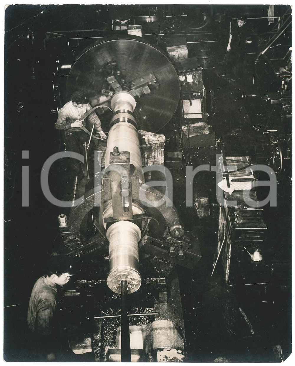 1940 ca JAPAN - INDUSTRY - Workers in a yard - Photo 20x25 cm Fotografia originale d'epoca, con didascalia e timbro al verso. POOR/danneggiato piegature angolari e minima mancanza angolare Formato: 20x25 cm originale e autentica 1