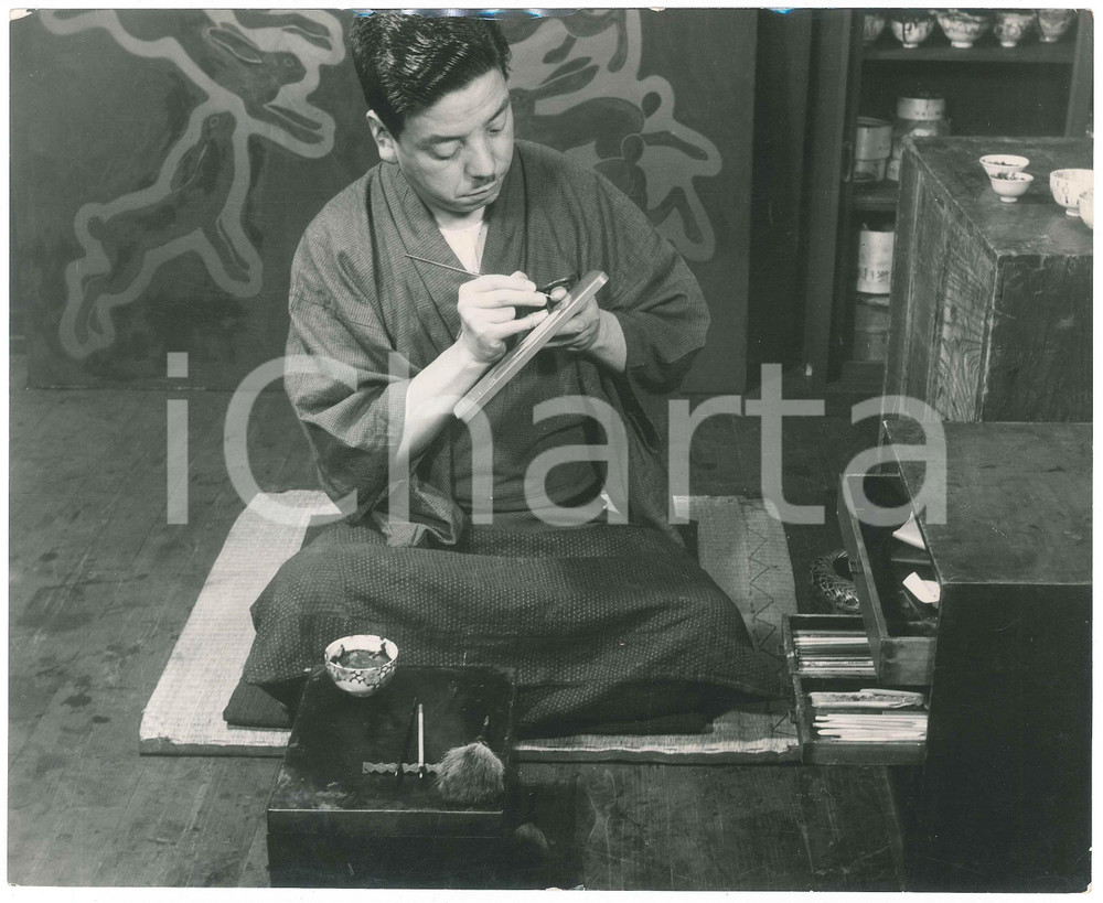 1940 ca JAPAN - TRADITIONAL CRAFTS - Calligraphy - Photo 25x20 cm Fotografia originale d'epoca, con didascalia e timbro al verso. FAIR/discreto piccole piegature angolari e al lato superiore; minime abrasioni Formato: 25x20 cm originale e autentica 1