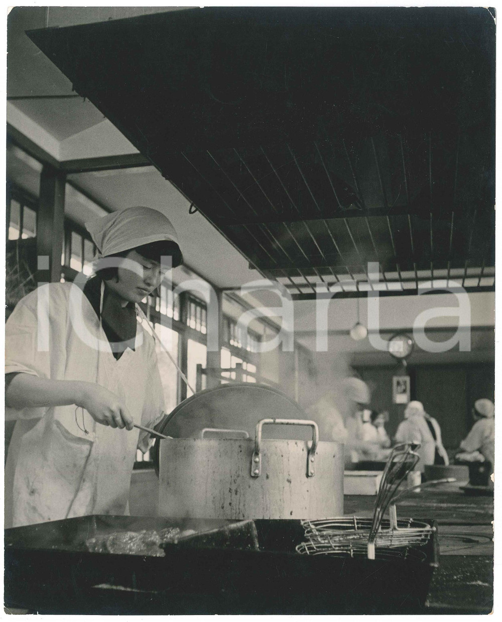 1940 ca JAPAN - CRAFTS - Industrial kitchen - Photo 21x26 cm Fotografia originale d'epoca, con timbro al verso. FAIR/discreto piccole piegature angolari Formato: 21x26 cm originale e autentica 1