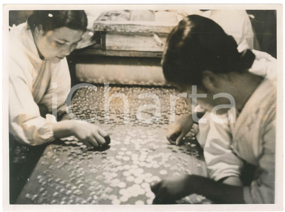 1940 ca OSAKA (JAPAN) Young women at the Mint *Photo 25x20 cm Fotografia originale d'epoca, con didascalia parzialmente strappata al verso.  FAIR/discreto piccole piegature angolari; alone Formato: 25x20 cm originale e autentica 1
