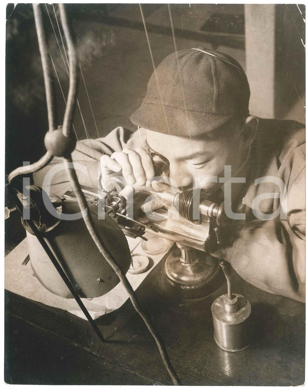 1940 ca JAPAN - INDUSTRY - Precision work - Photo 20x25 cm Fotografia originale d'epoca, con timbro al verso. FAIR/discreto piegature angolari e marginali Formato: 20x25 cm originale e autentica 1