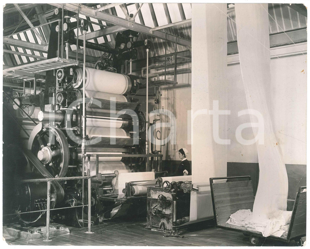 1940 ca JAPAN - INDUSTRY - A drapes factory - Photo 25x20 cm Fotografia originale d'epoca, con timbro al verso. VERY POOR/gravemente danneggiato profonde piegature angolari e piccole mancanze Formato: 25x20 cm originale e autentica 1