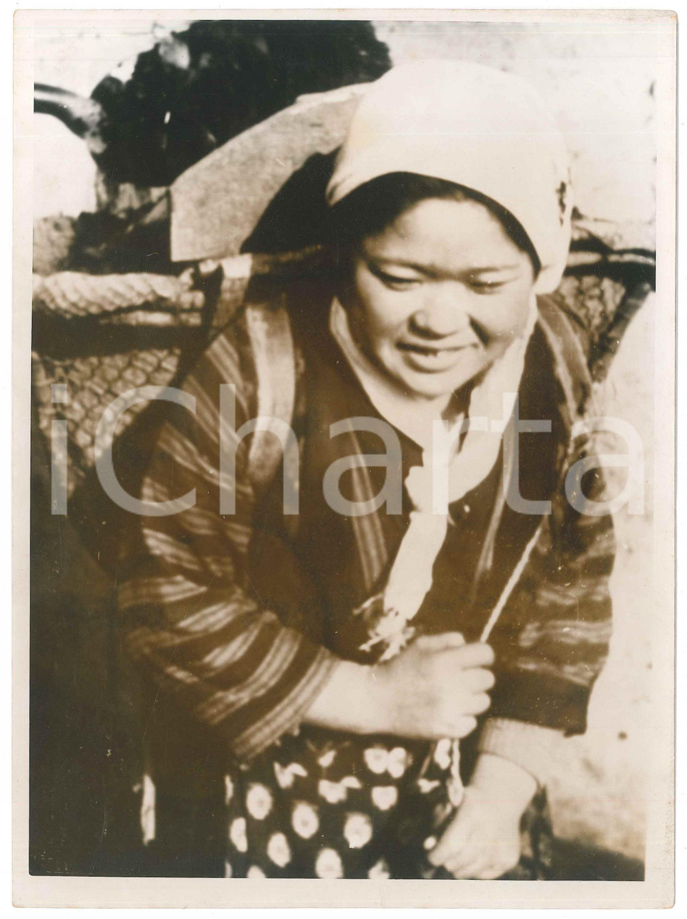 1940 ca JAPAN - CRAFTS - HITACHI - Woman coal carrier - Photo 18x24 cm Fotografia originale d'epoca, con didascalia al verso. FAIR/discreto lievi piegature marginali; alone diffuso Formato: 18x24 cm originale e autentica 1
