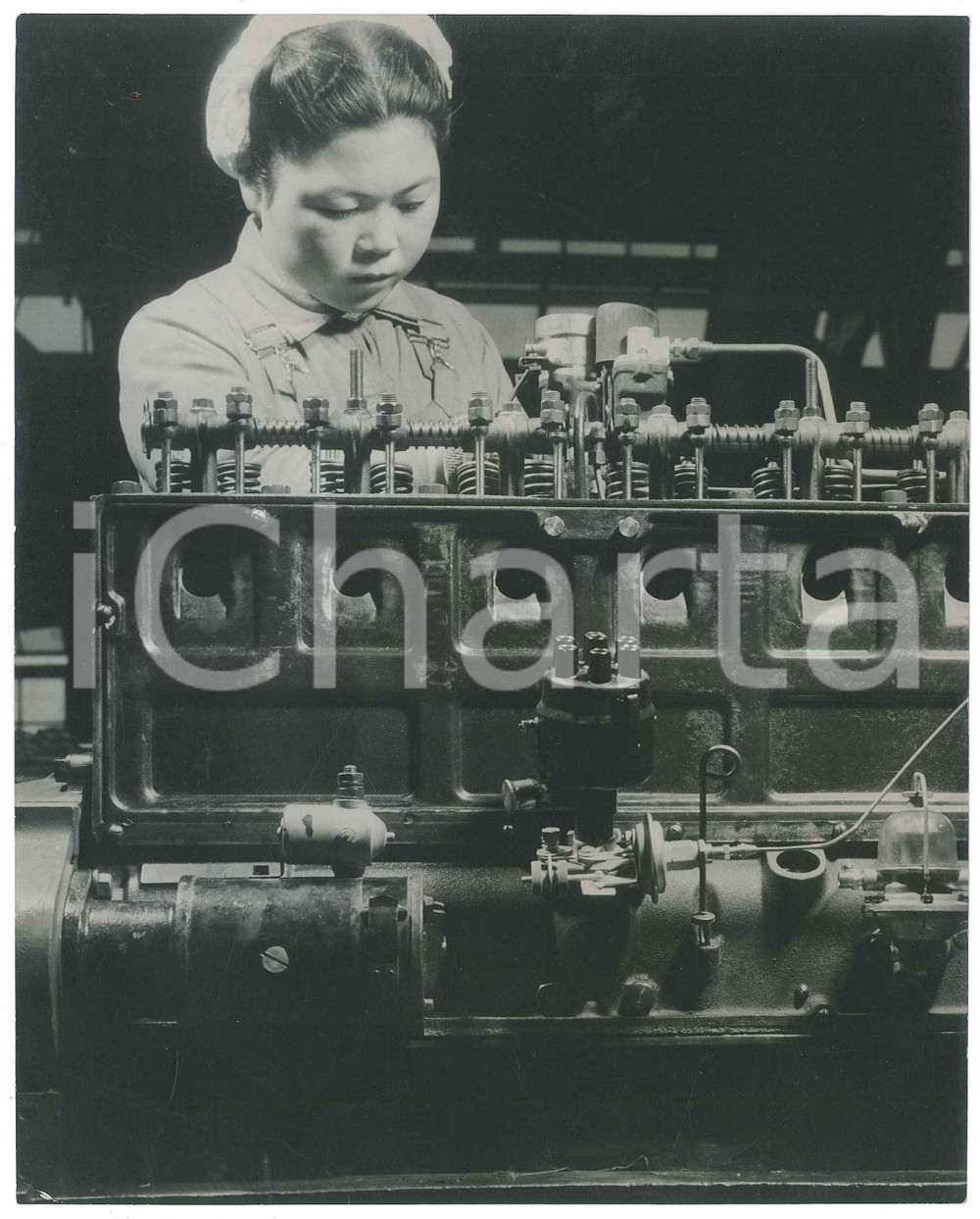 1940 ca JAPAN - INDUSTRY - Worker at the machine - Photo 20x25 cm Fotografia originale d'epoca, con timbro al verso. FAIR/discreto lievi piegature Formato: 20x25 cm originale e autentica 1