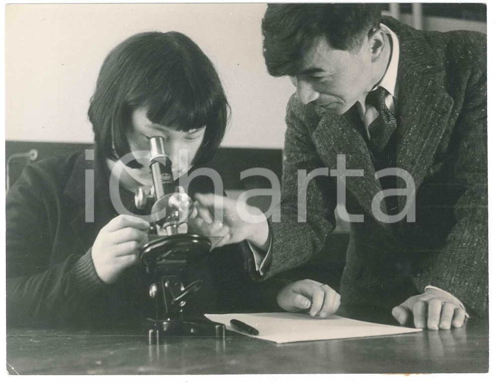 1940 ca JAPAN - SCHOOL - Using a microscope - Photo 22x17 cm Fotografia originale d'epoca, con timbro al verso. FAIR/discreto piccole piegature angolari Formato: 22x17 cm originale e autentica 1