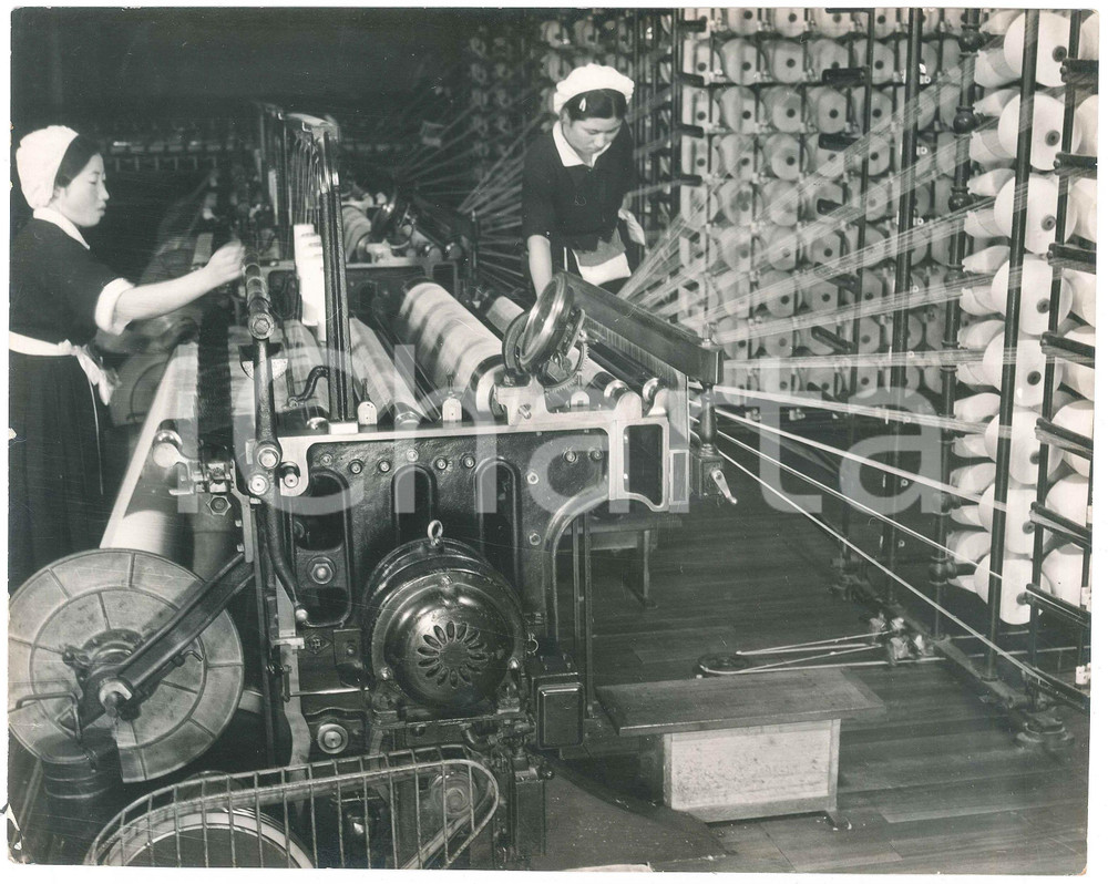 1940 ca JAPAN - TEXTILE INDUSTRY - Workers - Photo 25x20 cm Fotografia originale d'epoca, con timbro al verso. FAIR/discreto piegature angolari Formato: 25x20 cm originale e autentica 1