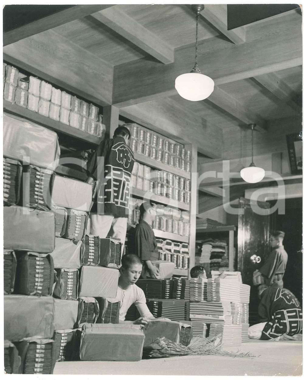 1940 ca JAPAN - INDUSTRY - Workers in a warehouse - Photo 21x26 cm Fotografia originale d'epoca, con timbro al verso. POOR/danneggiato piegature angolari Formato: 21x26 cm originale e autentica 1