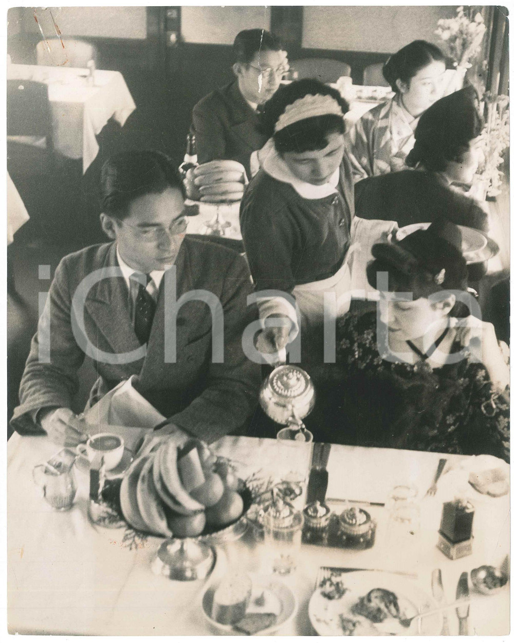 1940 ca JAPAN - CRAFTS - Waitress serving tea *DAMAGED Photo 21x26 cm Fotografia originale d'epoca, con timbro al verso. VERY POOR/gravemente danneggiato profondo strappo al lato superiore; piegature angolari con minima mancanza; tracce di ruggine Formato: 21x26 cm originale e autentica 1