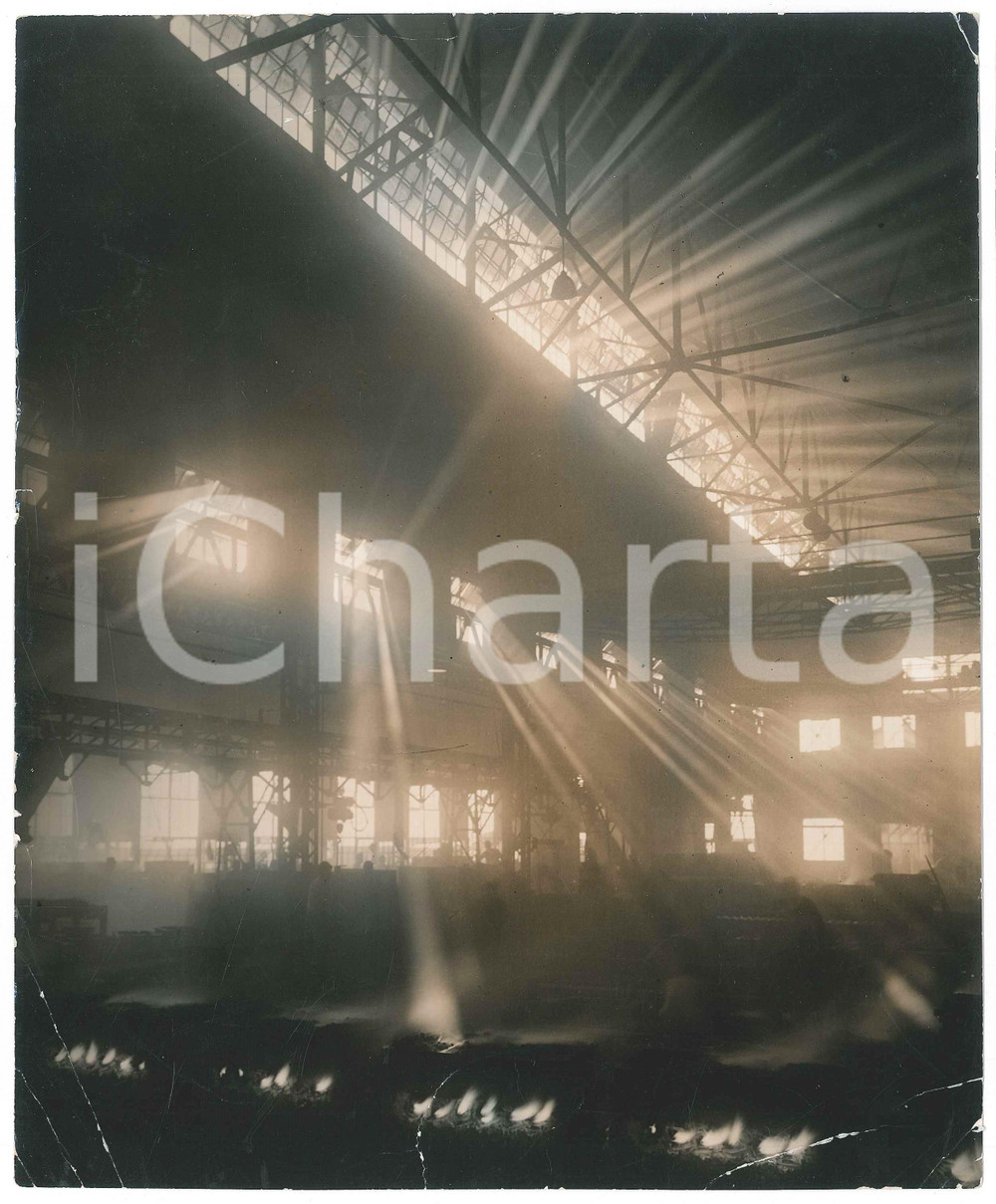 1940 ca JAPAN - INDUSTRY - The inside of an automobilefactory - DAMAGED Photo Fotografia originale d'epoca, con didascalia al verso. VERY POOR/gravemente danneggiato profonde piegature angolari e strappo al lato inferiore Formato: 20x25 cm originale e autentica 1