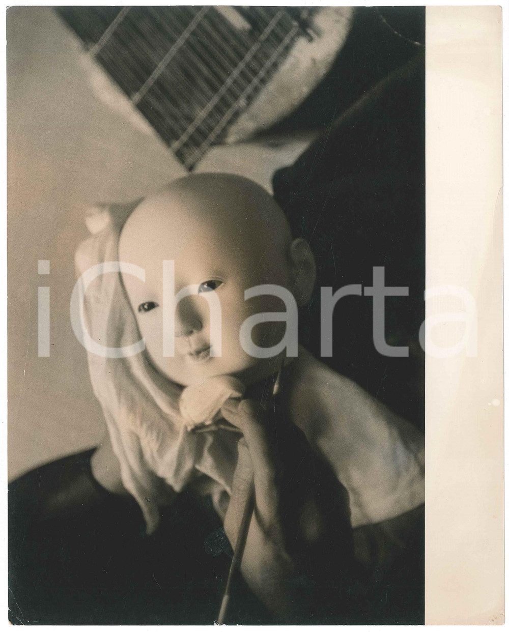 1940 ca JAPAN - TRADITIONAL CRAFTS - Painting a doll - Photo 25x21 cm Fotografia originale d'epoca, con timbro al verso. FAIR/discreto piccole piegature angolari Formato: 25x21 cm originale e autentica 1